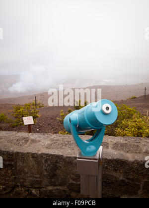 Un viseur bleu turquoise visant au centre de l'Halema'uma'u Crater et le Kilauea Caldera, Hawai'i Volcanoes National Park. Banque D'Images