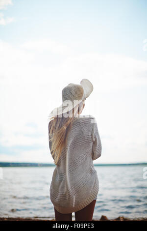 Vue arrière de femmes par la mer vacances dépenses Banque D'Images