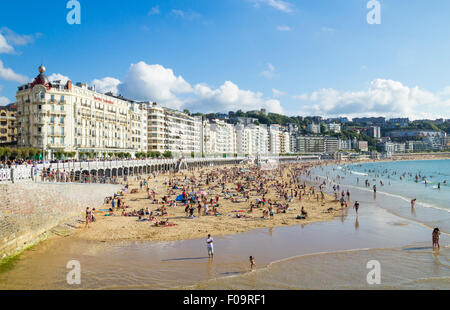 Vue sur la plage de La Concha, San Sebastian, Donostia, Pays Basque, Espagne. Banque D'Images