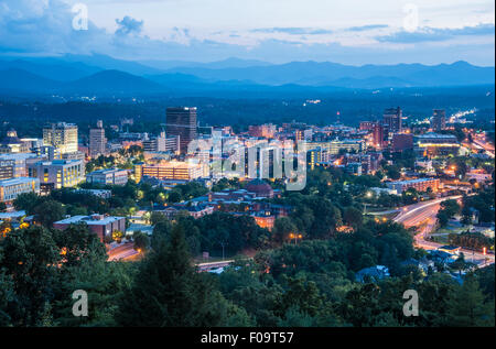 Asheville, Caroline du Nord, horizon de la ville au crépuscule. (ÉTATS-UNIS) Banque D'Images