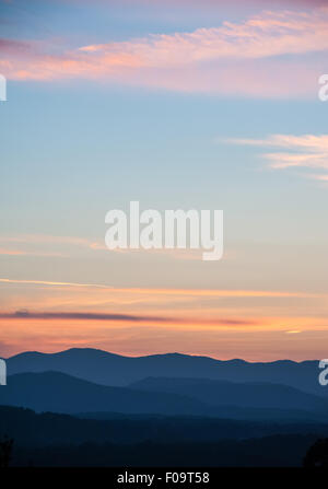 Coucher de ciel au-dessus de la Blue Ridge Mountains à Asheville, en Caroline du Nord, USA. Banque D'Images