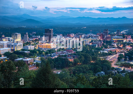 Vue aérienne d'Asheville, Caroline du Nord, horizon de la ville au crépuscule. (ÉTATS-UNIS) Banque D'Images