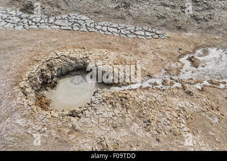 Piscines de boue volcans, alias volcans sédimentaires, dôme de boue, près de Shamakhi, Azerbaïdjan Banque D'Images