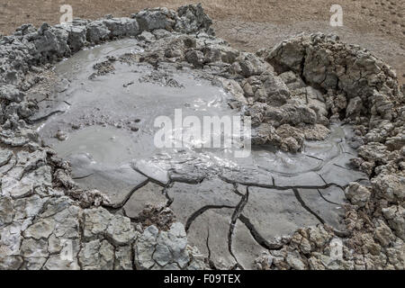 Piscines de boue volcans, alias volcans sédimentaires, dôme de boue, près de Shamakhi, Azerbaïdjan Banque D'Images