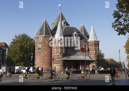 Les touristes à vélo et permanent à l'extérieur de Waag monument à Nieuwmarkt, Amsterdam, Pays-Bas Banque D'Images