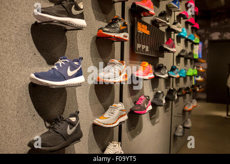 Intérieur du magasin Niketown à Amsterdam City Centre Banque D'Images