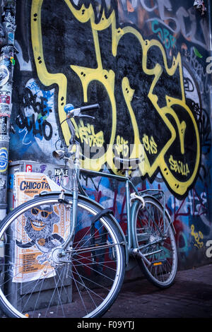 Un vélo dans un grafitti couverte au centre d'amsterdam Banque D'Images