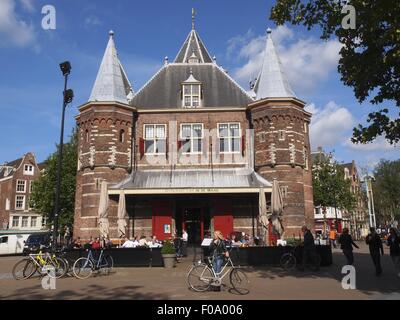 Les touristes à vélo et permanent à l'extérieur de Waag monument à Nieuwmarkt, Amsterdam, Pays-Bas Banque D'Images