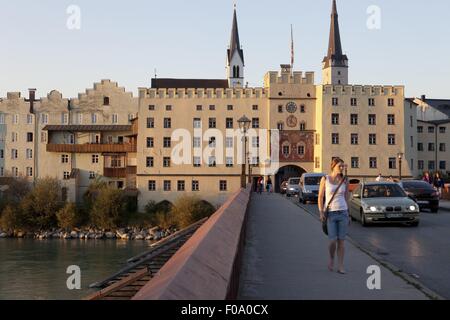 Femme marche sur rue en face de Wasserburg am Inn à Rosenheim, Bavière, Allemagne Banque D'Images