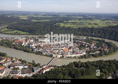 Vue de paysage urbain avec Wasserburg am Inn à Rosenheim, Bavière, Allemagne, vue aérienne Banque D'Images