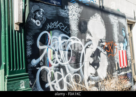 Vélo dans une ruelle à Amsterdam, sur un mur de graffiti urbain Banque D'Images