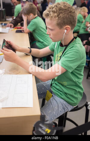 Les enfants à un stage d'été Apple atelier vidéo à l'Apple Store de Solihull, Angleterre Banque D'Images