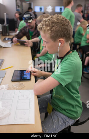 Les enfants à un stage d'été Apple atelier vidéo à l'Apple Store de Solihull, Angleterre Banque D'Images