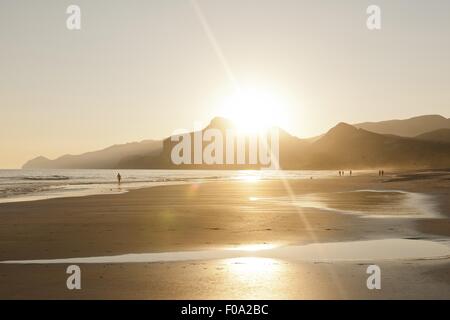 Vue de la plage de la baie de Maghsail au lever du soleil à Salalah, Oman Dhofar Banque D'Images