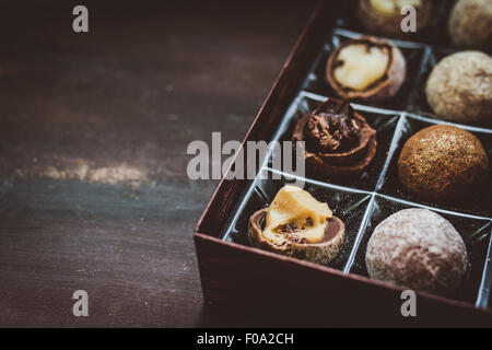 Truffes au chocolat dans la boîte. Focus sélectif. Banque D'Images