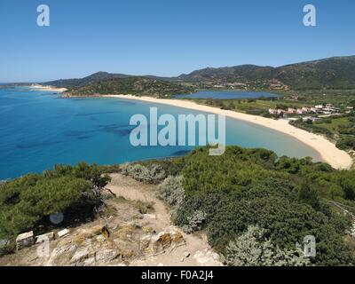 Vue sur la plage Baia Chia sur la côte sud de la Sardaigne, Italie Banque D'Images