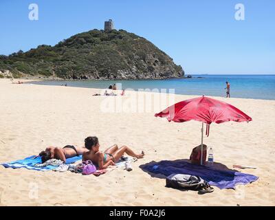 Les gens se détendre sur la plage Baia Chia sur la côte sud de la Sardaigne, Italie Banque D'Images