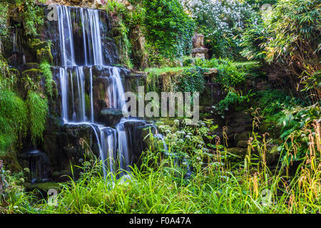 La chute d'eau connue sous le nom de la Cascade sur le Bowood Estate dans le Wiltshire en été. Banque D'Images