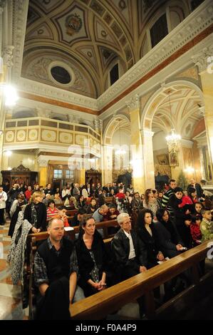 Les gens à la juste dans l'église du Rédempteur, quartier chrétien, Jérusalem, Israël Banque D'Images