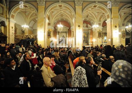 Les gens à la juste dans l'église du Rédempteur, quartier chrétien, Jérusalem, Israël Banque D'Images