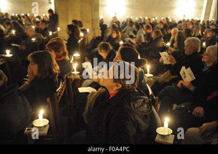 Les gens à la juste dans l'église du Rédempteur, quartier chrétien, Jérusalem, Israël Banque D'Images