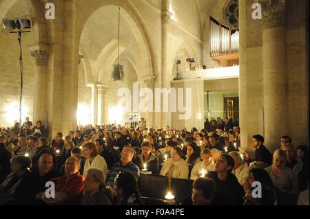 Les gens à la juste dans l'église du Rédempteur, quartier chrétien, Jérusalem, Israël Banque D'Images