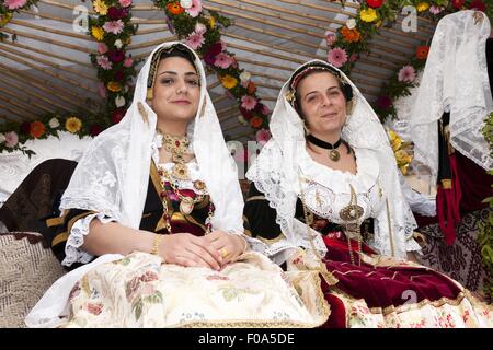 Les femmes en tenue traditionnelle, Ephysius, sainte Église Sant'Efisio, Sardaigne, Italie Banque D'Images