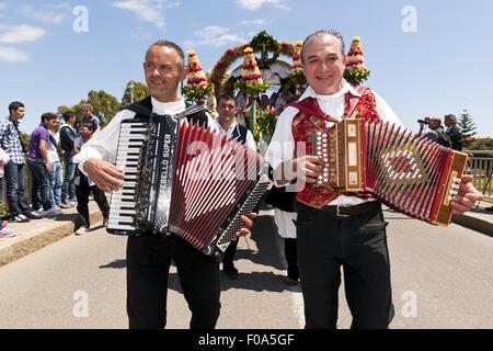 Les musiciens à jouer de la musique à Sant'Efisio procession, village de Pula, Sardaigne, Italie Banque D'Images