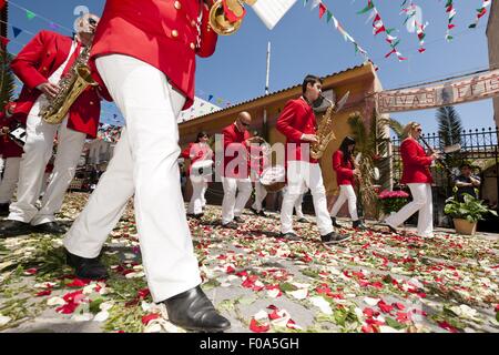 Les musiciens à jouer de la musique à Sant'Efisio procession, village de Pula, Sardaigne, Italie Banque D'Images