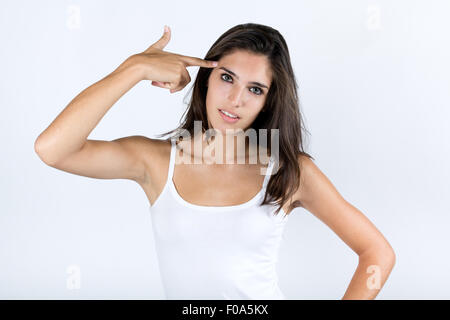 Portrait de jolie femme simule de se tuer à la tête avec une seule main Banque D'Images