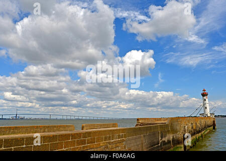 Maison lumineuse et pont Saint Nazaire, Loire Atlantique, Pays de la Loire, France Banque D'Images