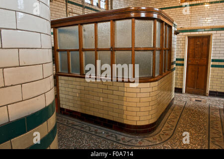 Bien conservés dans des bains slipper Moseley Road, Balsall Heath, Birmingham, UK Banque D'Images