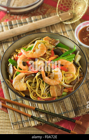 Chow mein crevette King. Nouilles frites aux crevettes. Chinese food Banque D'Images