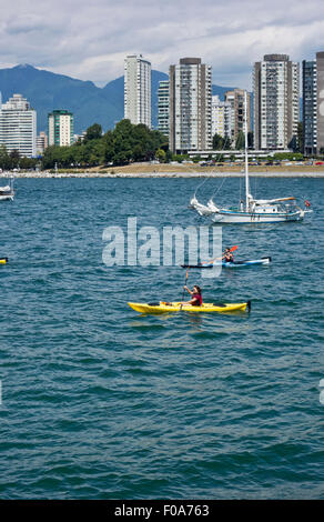 Deux kayaks à False Creek par Sunset Beach à Vancouver (Canada). Des tours d'habitation et les montagnes dans la distance. Banque D'Images