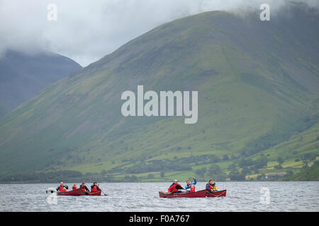 Un groupe de personnes en canoë bateaux sur Wastwater dans le Lake District, Cumbria, Royaume-Uni Banque D'Images