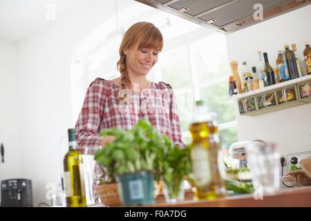 Woman preparing meal in kitchen Banque D'Images