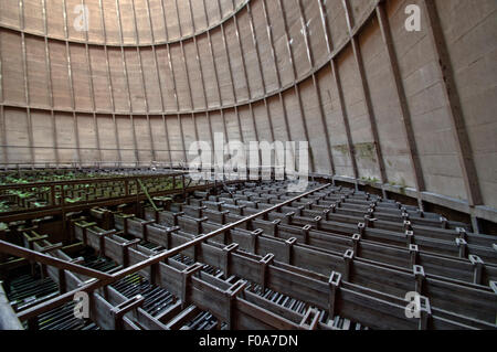 L'intérieur d'une tour de refroidissement à la périphérie de Charleroi, Belgique Banque D'Images