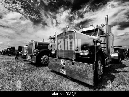 Les camions américains des photographies prises lors d'un événement récent à Cirencester prises en noir et blanc pour donner une image plus puissante Banque D'Images