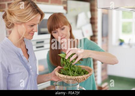 Préparer les femmes en vert smoothie cuisine végétalienne Banque D'Images