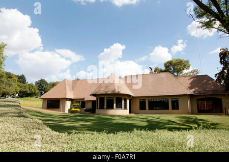 Les touristes de l'histoire de l'information disponible à Liliesleaf ferme dans le nord de Johannesburg, Afrique du Sud. La ferme utilisé Banque D'Images