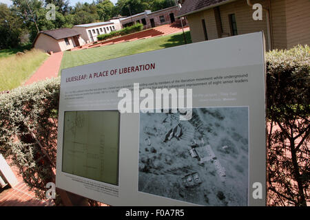 Les touristes de l'histoire de l'information disponible à Liliesleaf ferme dans le nord de Johannesburg, Afrique du Sud. La ferme utilisé Banque D'Images