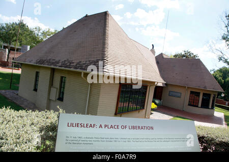 Les touristes de l'histoire de l'information disponible à Liliesleaf ferme dans le nord de Johannesburg, Afrique du Sud. La ferme utilisé Banque D'Images