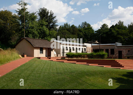 Les touristes de l'histoire de l'information disponible à Liliesleaf ferme dans le nord de Johannesburg, Afrique du Sud. La ferme utilisé Banque D'Images