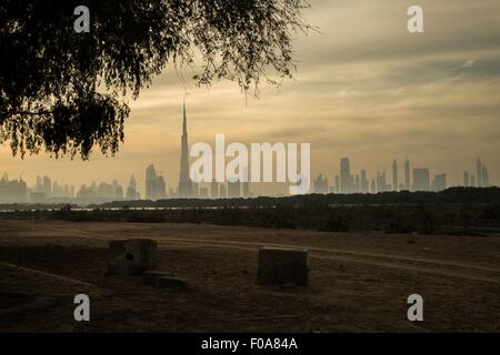 La silhouette vue sur le Burj Khalifa et la ville à l'aube, Dubaï Banque D'Images