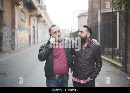 Gay couple walking on street Banque D'Images