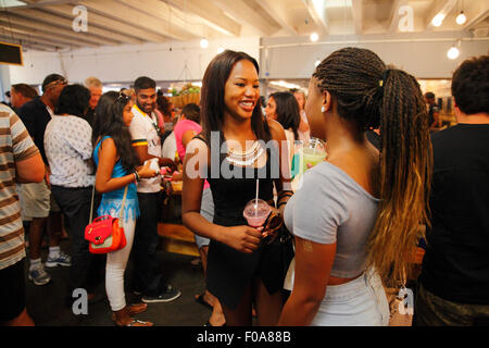 L'Afrique du Sud, Johannesburg. les étudiants et jeunes branchés se rassemblent à Neighborgoods market qui a lieu dans la zone de la ville Braamfontein Banque D'Images