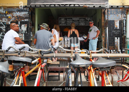 L'Afrique du Sud, Johannesburg, Maboneng cité. Location de bicyclettes à l'extérieur Arts on Main. Banque D'Images