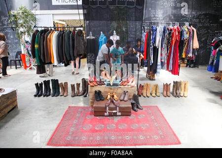 L'Afrique du Sud, Johannesburg, Maboneng, Cité Arts on Main. Les consommateurs dans le marché du dimanche pour la mode vintage. Photo : © Zute Banque D'Images