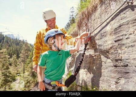 Le père et l'enfant de l'escalade, Ehrwald, Tyrol, Autriche Banque D'Images