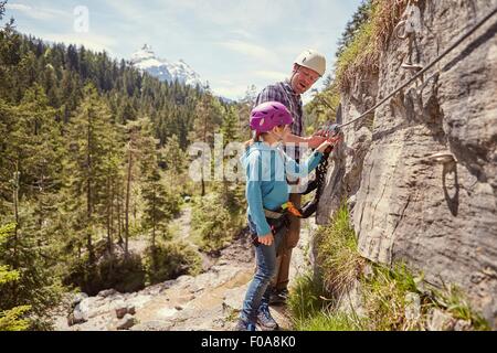 Le père et l'enfant de l'escalade, Ehrwald, Tyrol, Autriche Banque D'Images